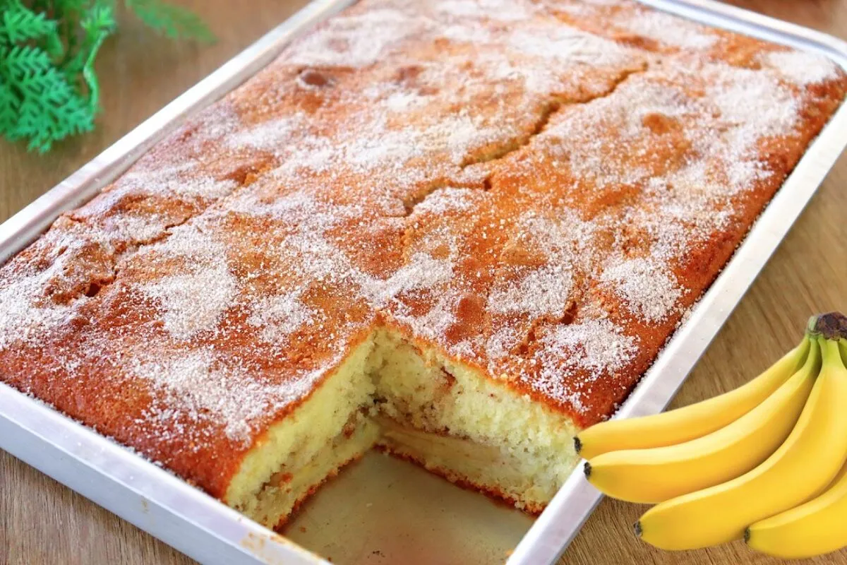 Bolo de banana recheado que já sai pronto do forno, para ser