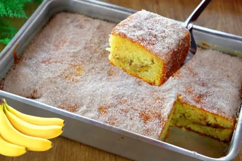 Bolo de banana recheado que surpreende na fofura e no sabor 