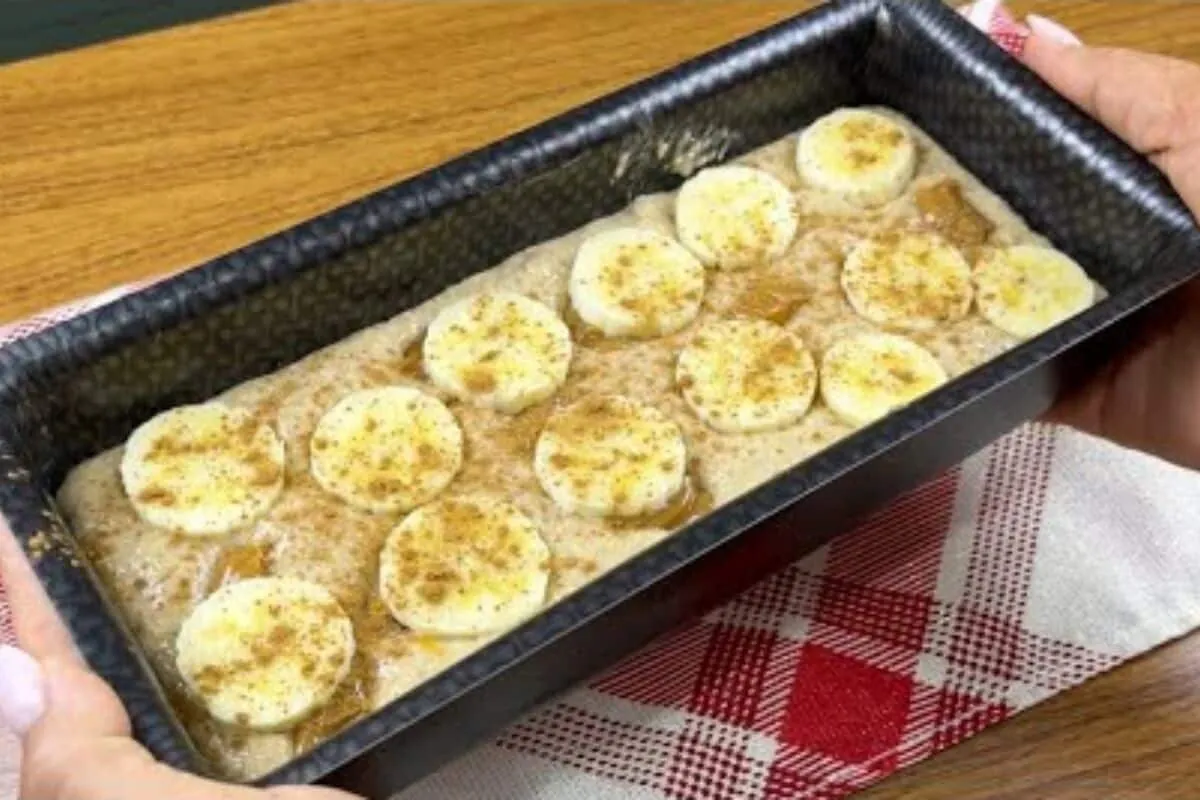 Bolo de banana sem açúcar, que também não leva sem trigo nem