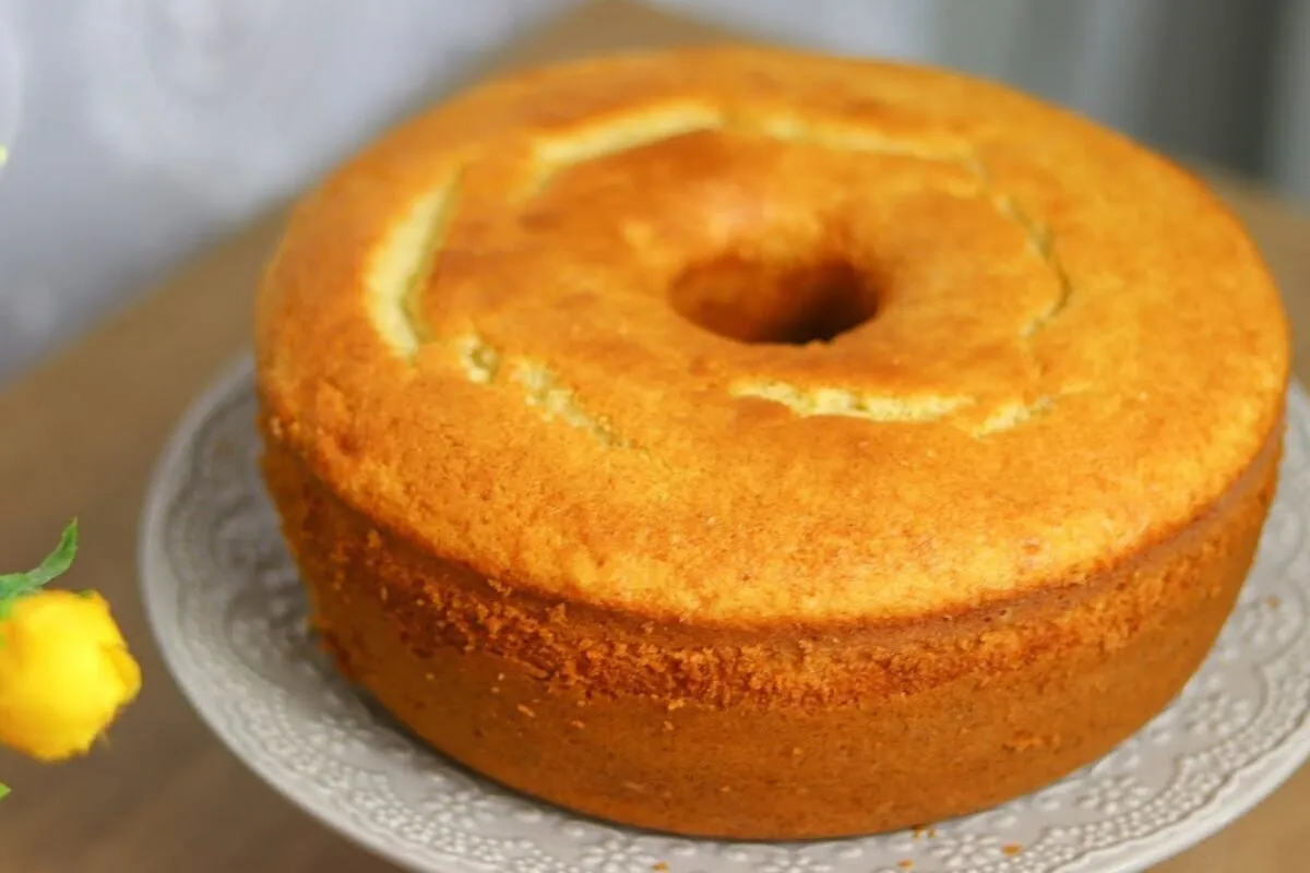 Bolo de baunilha fofão que derrete na boca perfeito para o l