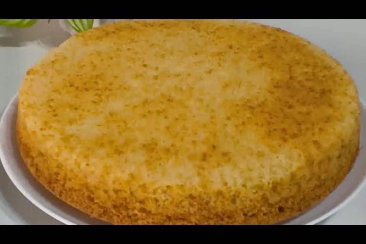 Bolo de baunilha simples e fofinho, com uma massa muito leve