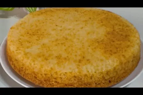 Bolo de baunilha simples e fofinho, com uma massa muito leve