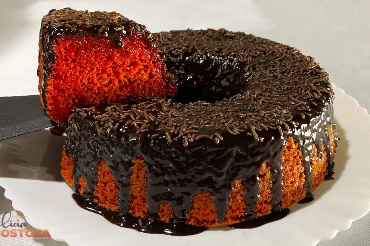 Bolo de beterraba com cobertura de chocolate super fofinho,