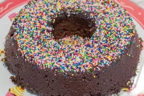 Bolo de brigadeiro de microondas que já sai com cobertura pr