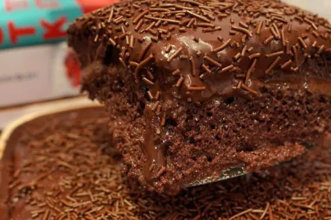 Bolo de brigadeiro gelado: essa cobertura fica maravilhosa e