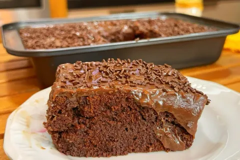 Bolo de brigadeiro quente: de massa muito molhadinha e cober