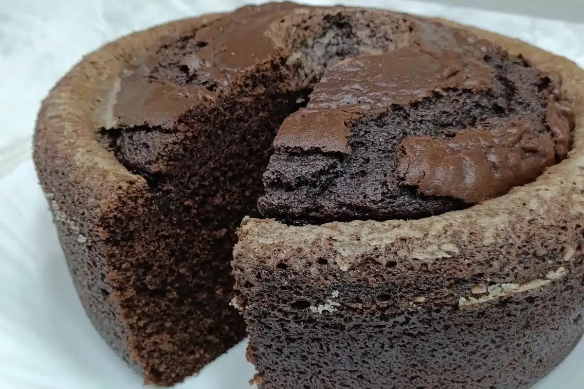Bolo de cacau diferentão para você servir no café da manhã o