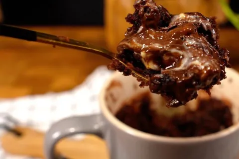 Bolo de caneca no micro-ondas fica pronto em minutos e fica 