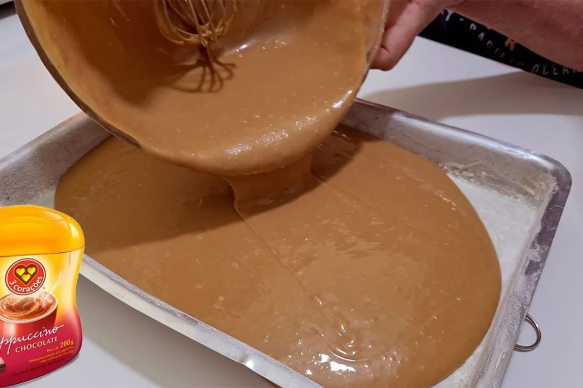 Bolo de capuccino simples e super fofinho, feito com café e