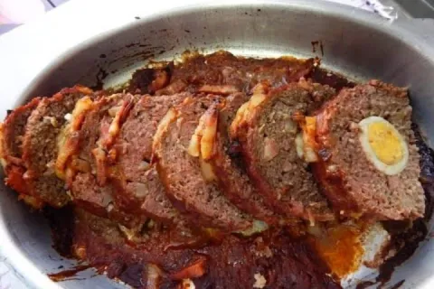 Bolo de carne com ovo recheado e super suculento, para uma r