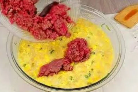 Bolo de carne moída recheado com queijo e presunto, diferent