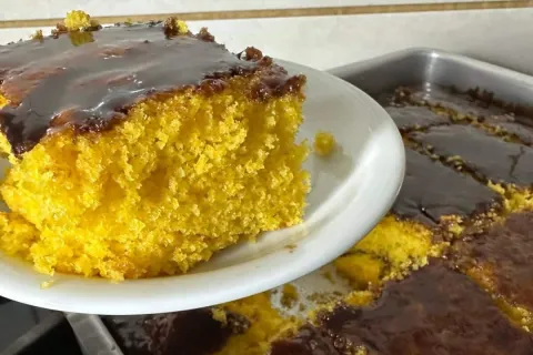 Bolo de cenoura com calda crocante, que fica muito fofinho e