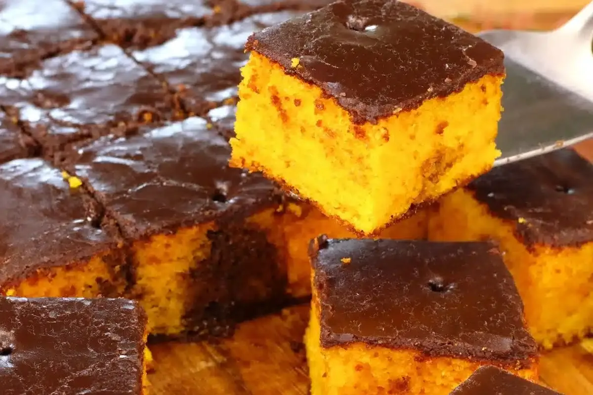 Bolo de cenoura com casquinha de chocolate com a massa bem l