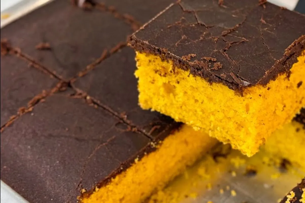 Bolo de cenoura com casquinha de chocolate: massa leve e cob