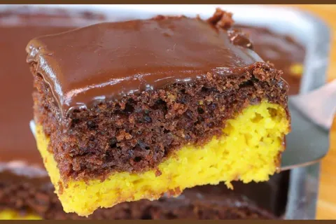 Bolo de cenoura com chocolate: fofinho, fácil e mesclado par