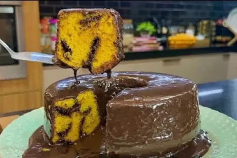 Bolo de cenoura com chocolate super fofinho e com uma cobert