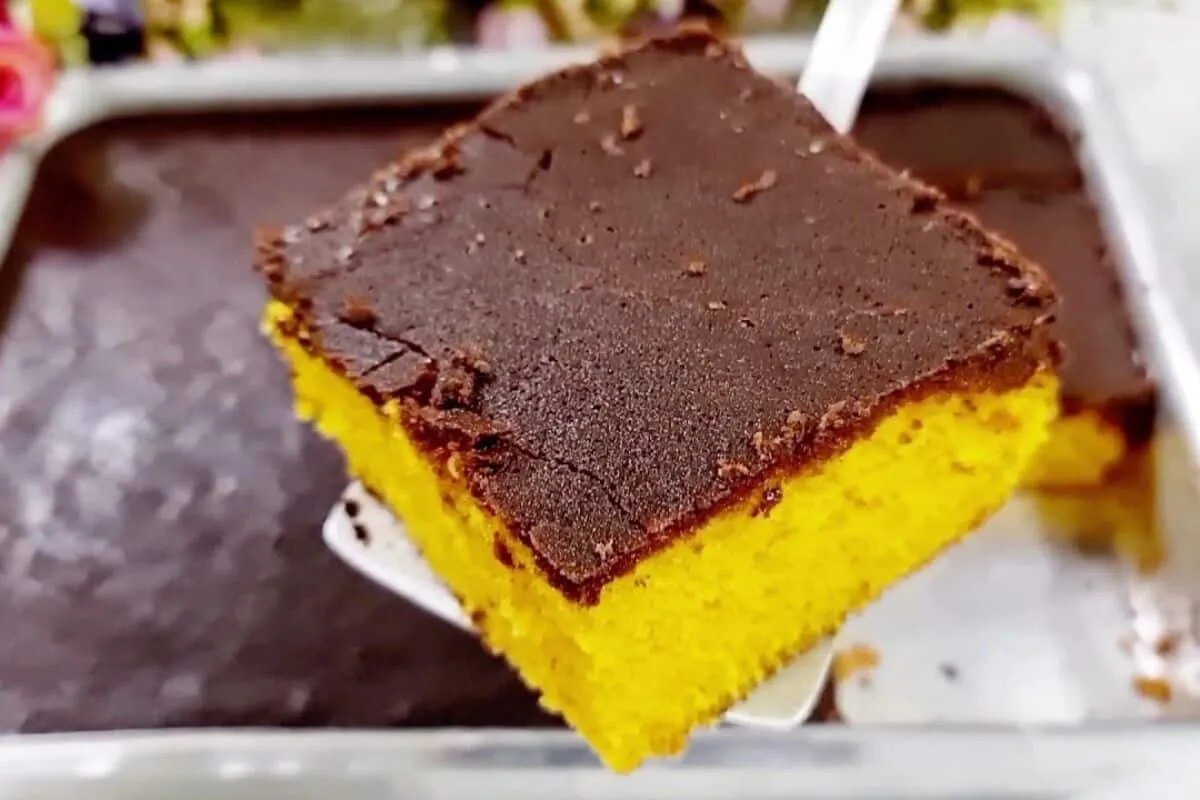 Bolo de cenoura com cobertura de chocolate bem sequinha e um
