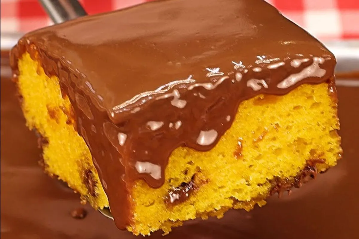 Bolo de cenoura com cobertura de chocolate fofinho, simples