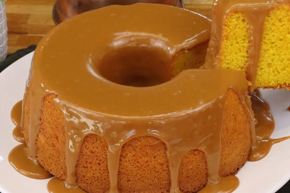 Bolo de cenoura com doce de leite: dá água na boca só de olh