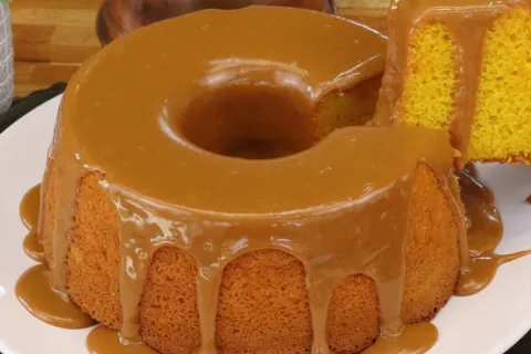 Bolo de cenoura com doce de leite: dá água na boca só de olh