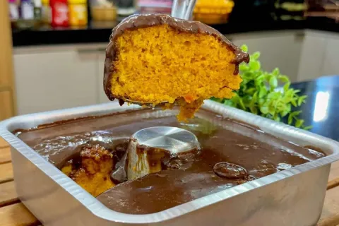 Bolo de cenoura fofinho que nunca mais vai solar com esse tr