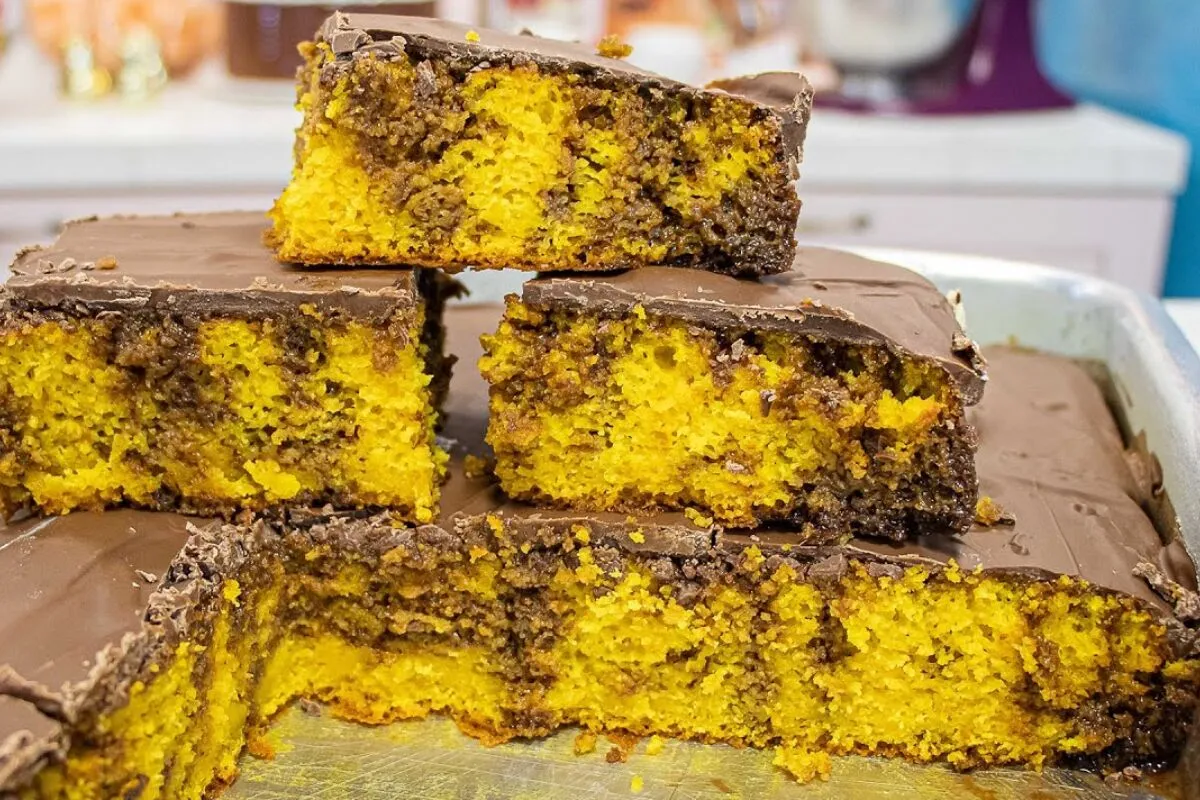 Bolo de cenoura incrível: fofinho, molhadinho e com cobertur