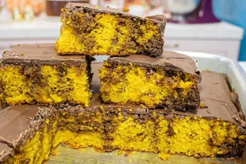 Bolo de cenoura incrível: fofinho, molhadinho e com cobertur