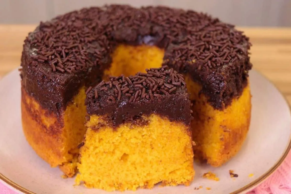 Bolo de cenoura invertido já sai do forno com cobertura crem