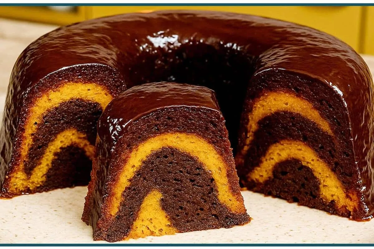 Bolo de cenoura mesclado com cobertura que fica simplesmente