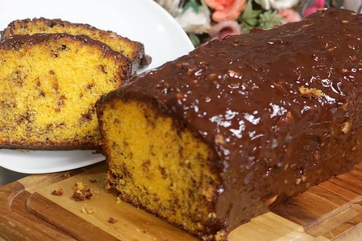 Bolo de cenoura perfeito: com chocolate por dentro e por for