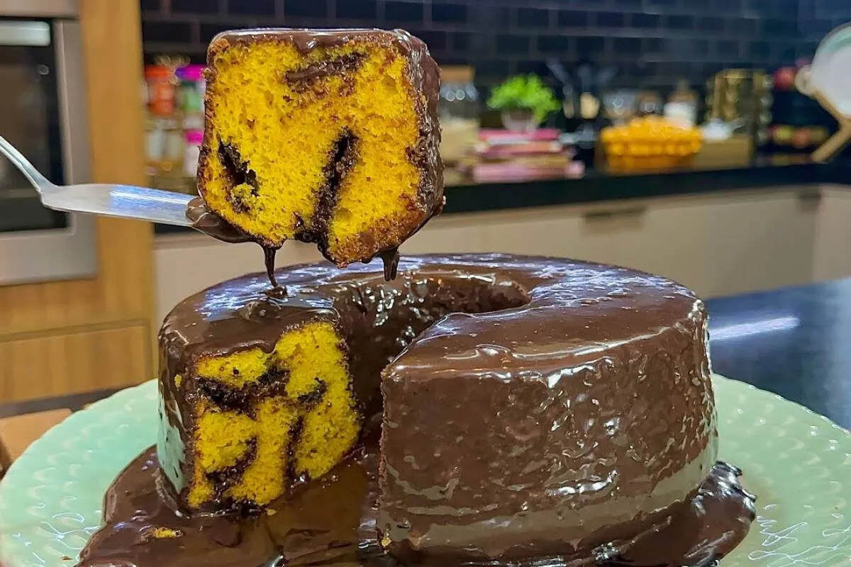 Bolo de cenoura recheado bem chocolatudo que é a cara do seu
