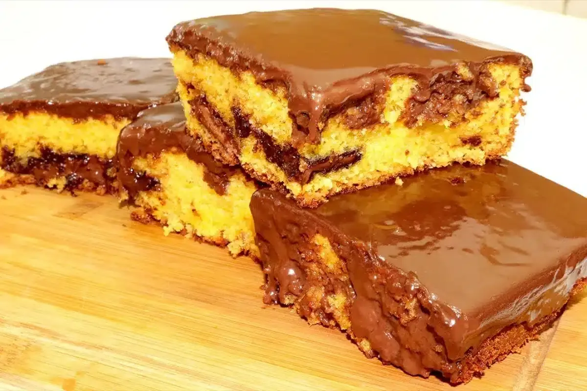 Bolo de cenoura recheado com uma massa fofinha e chocolate c