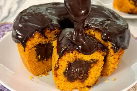Bolo de cenoura recheado: o mais chocolatudo de todos totalm