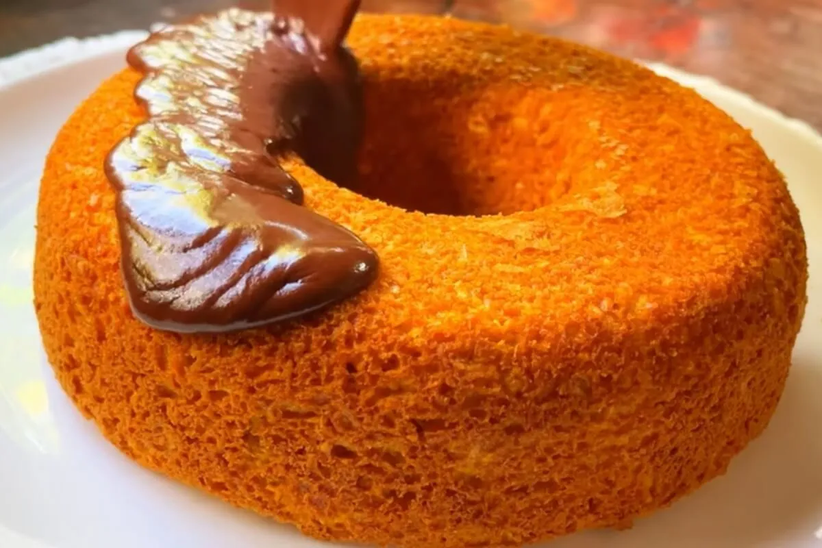 Bolo de cenoura sem trigo: massa fica leve e fofinha com uma