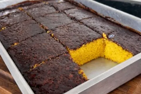 Bolo de cenoura super fofinho, com aquela calda de chocolate
