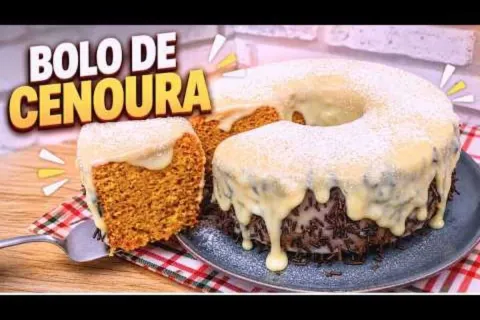 Bolo de cenoura super macio e molhadinho, com uma cobertura 