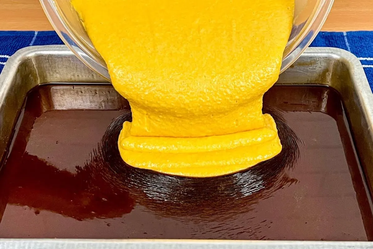 Bolo de cenoura trufado com calda cremosa que surpreende em