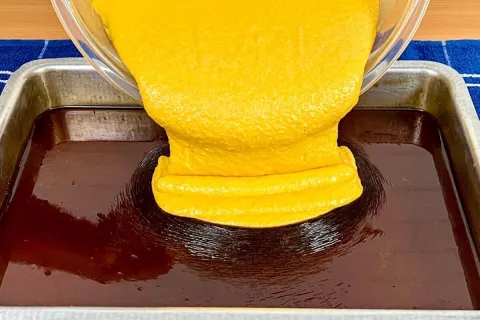 Bolo de cenoura trufado com calda cremosa que surpreende em 