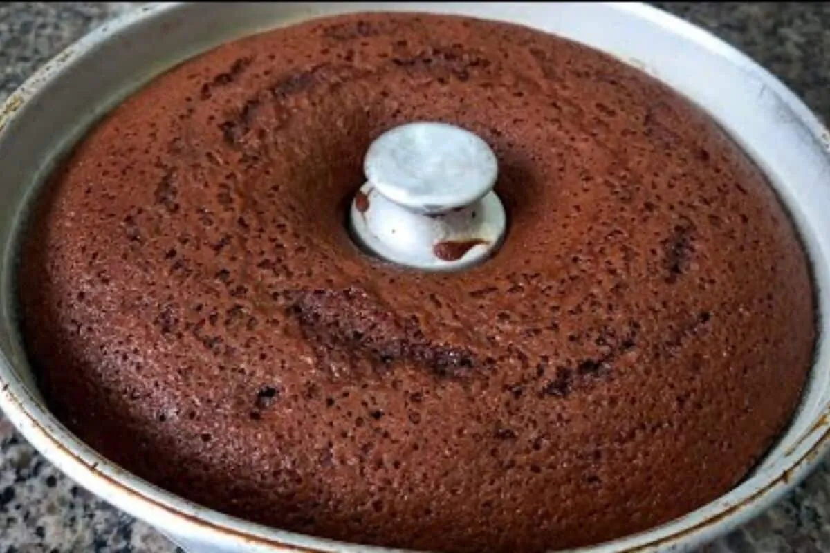 Bolo de chocolate amanteigado fácil e rápido: super fofinho