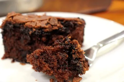 Bolo de chocolate com casquinha crocante por fora e massa mo