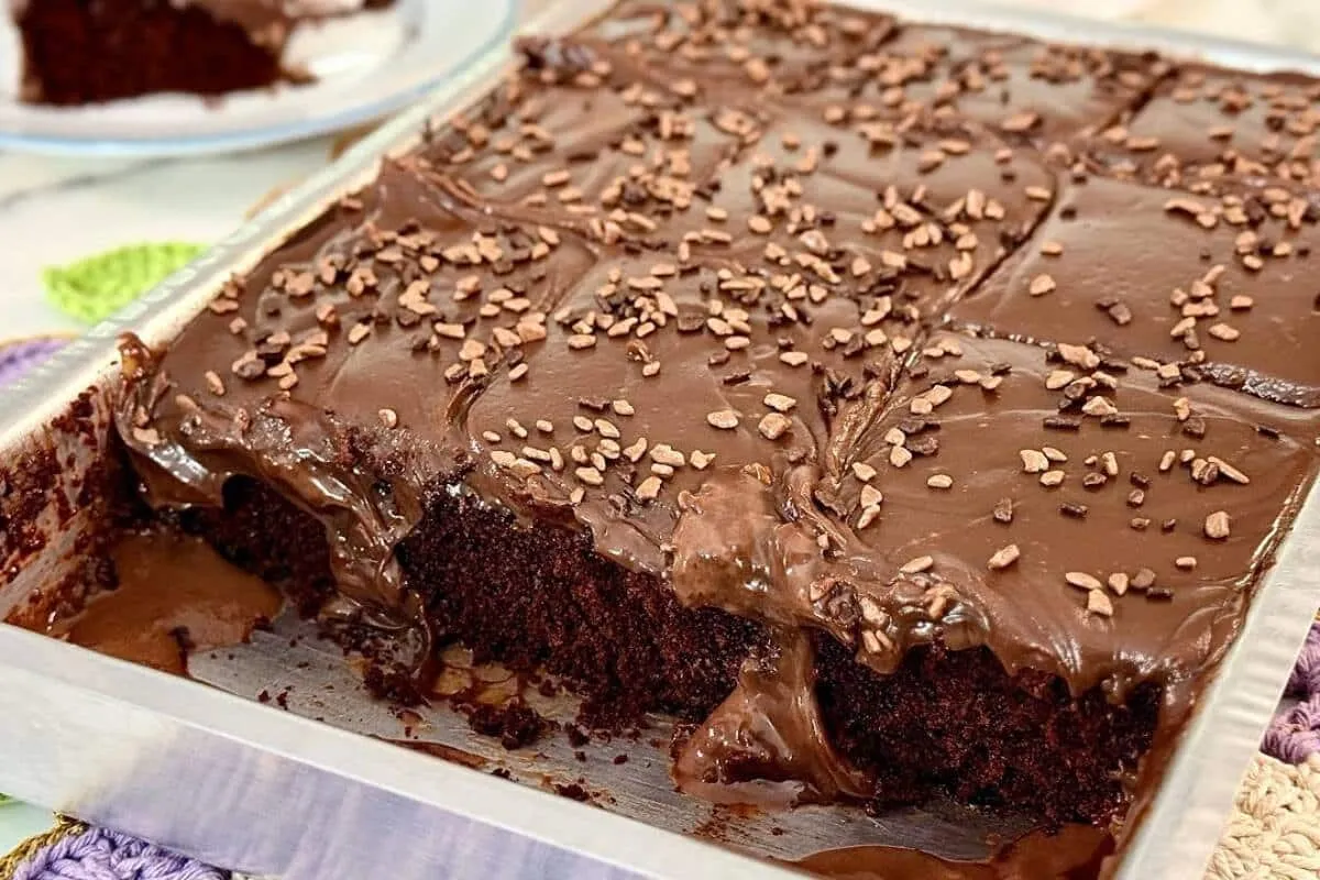Bolo de chocolate com cobertura de brigadeiro super cremosa