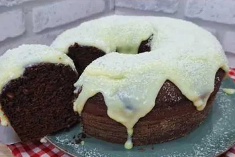 Bolo de chocolate com cobertura de Leite Ninho: combinação p