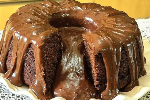 Bolo de chocolate com cobertura molhadinho e irresistível