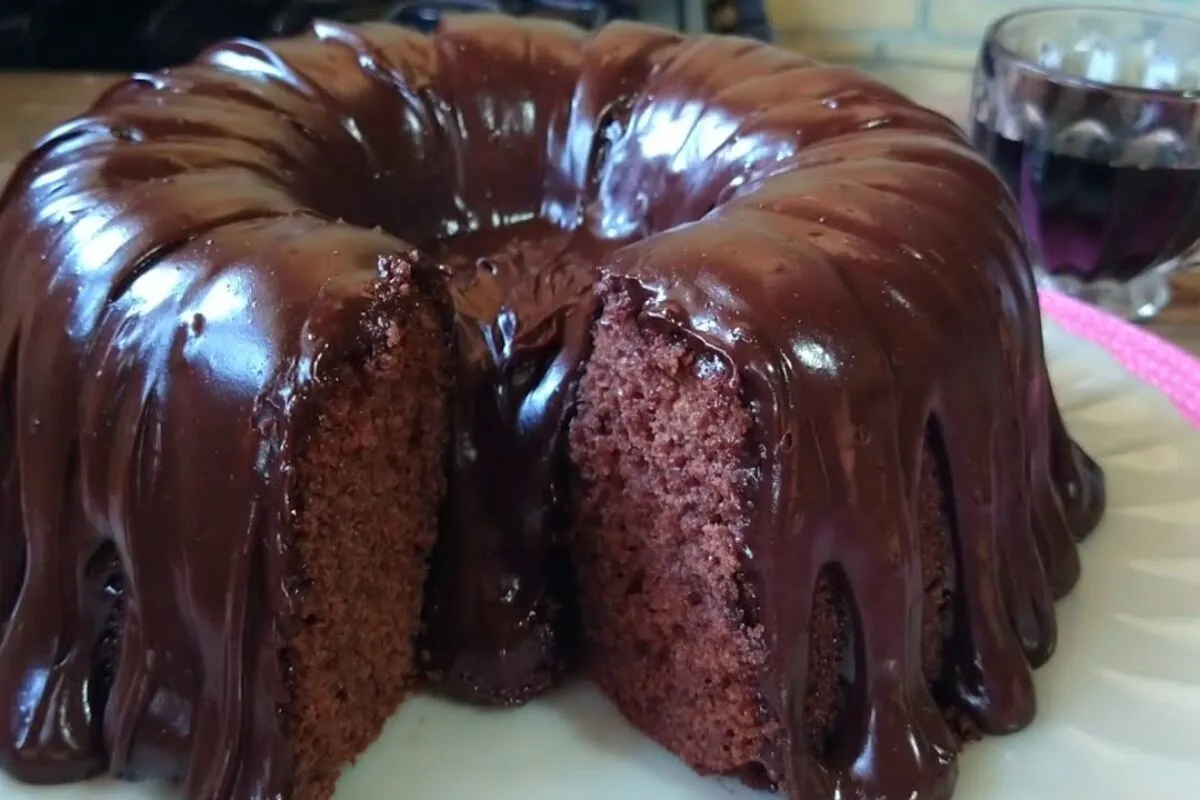 Bolo de chocolate com cobertura super fofinho e molhadinho,