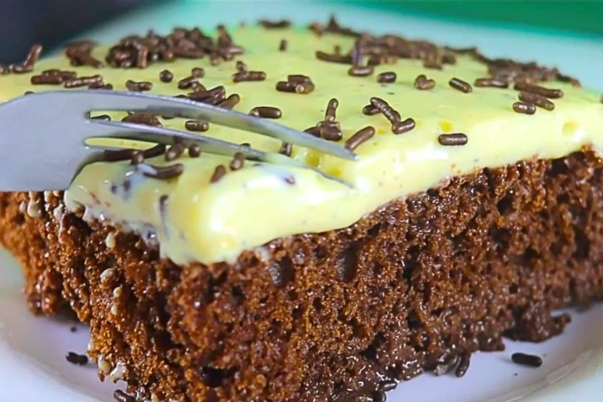 Bolo de chocolate com maracujá combinando a massa fofinha co
