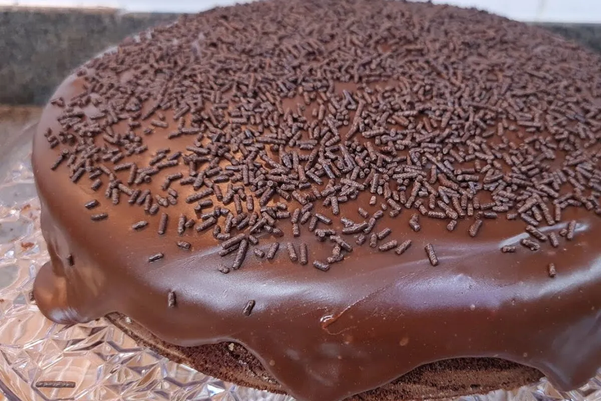 Bolo de chocolate com uma cobertura irresistível, a melhor r