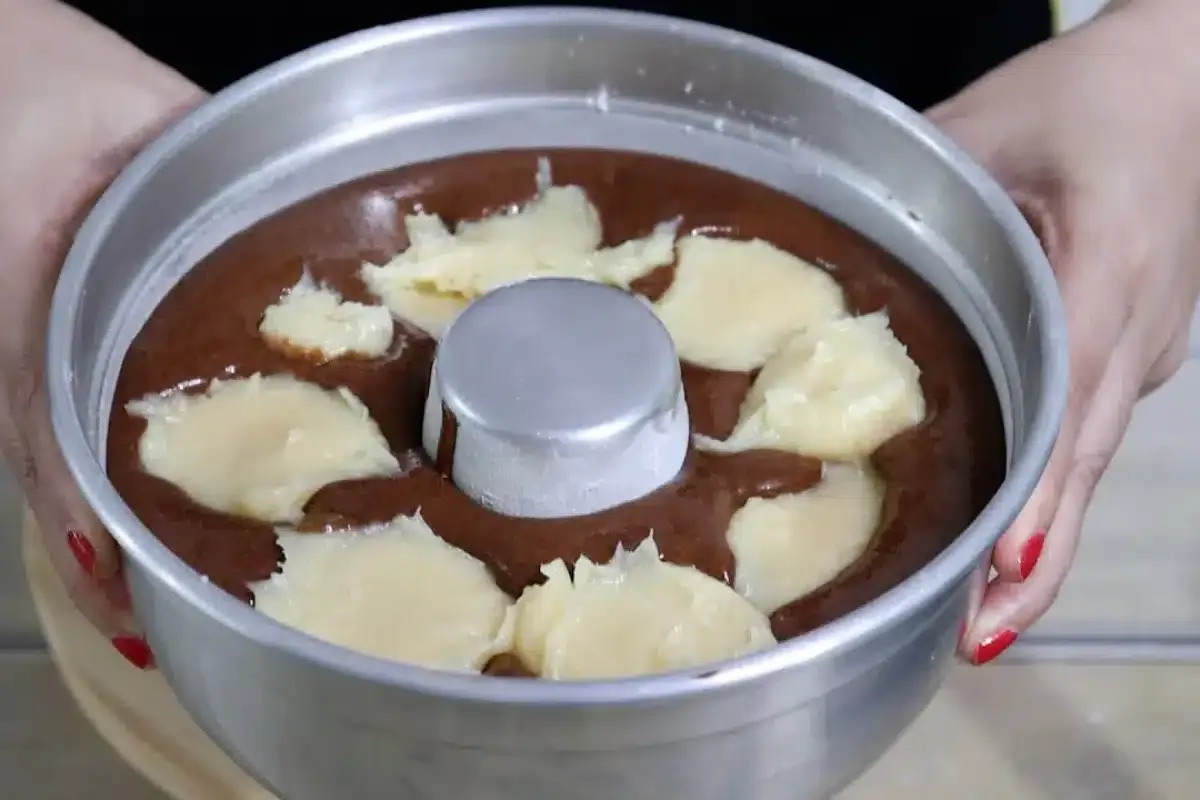 Bolo de chocolate como esse você nunca comeu: ele já sai rec
