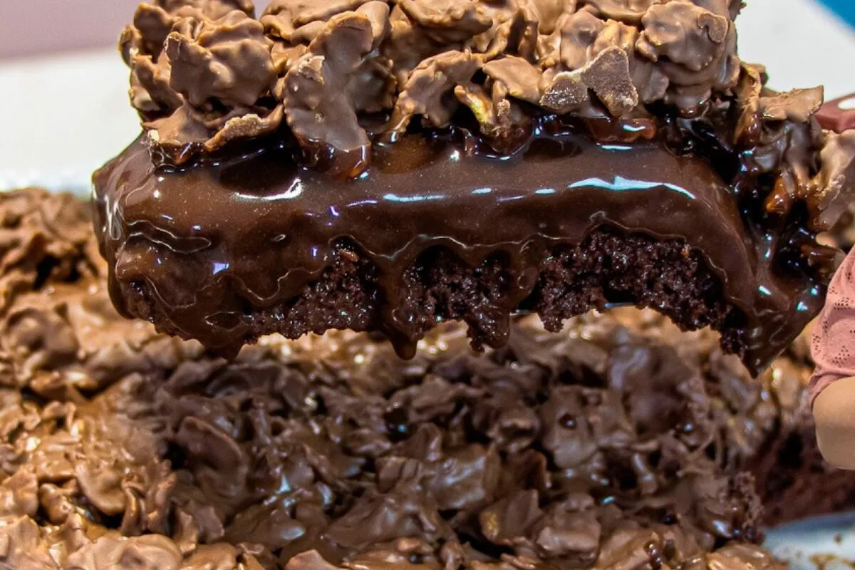 Bolo de chocolate crocante: o Crunch Cake viralizado do mome