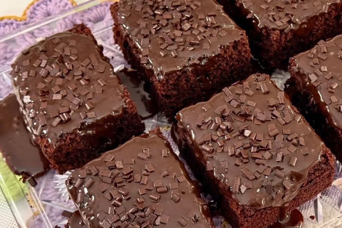 Bolo de chocolate da vovó com cobertura simples e deliciosa