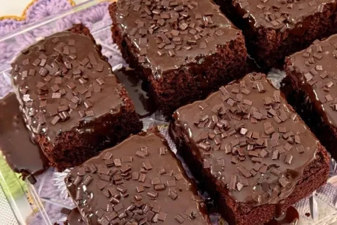 Bolo de chocolate da vovó com cobertura simples e deliciosa